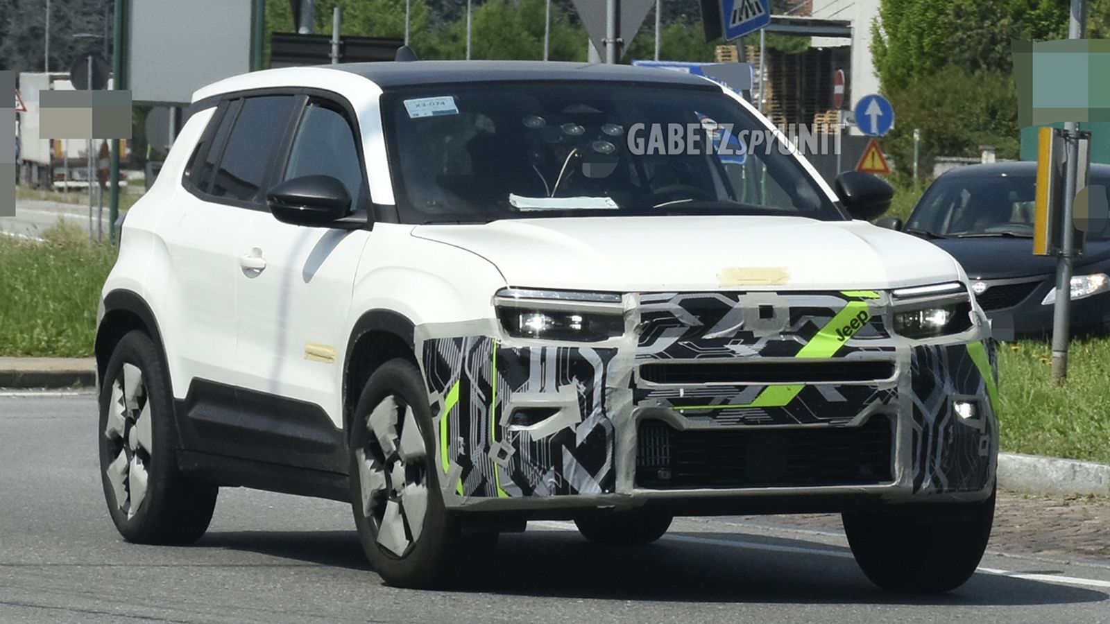 Το ανανεωμένο Jeep Avenger αφαιρεί το καμουφλάζ